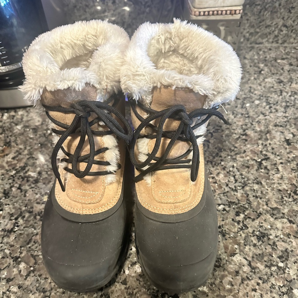Woman’s Sorel winter short boots. Size 9